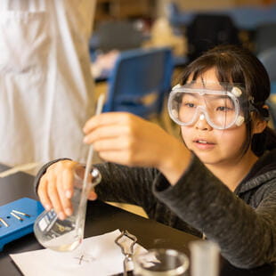 东北大连国际双语学校 | AP 学费 | 关于我们 - Feature Cards